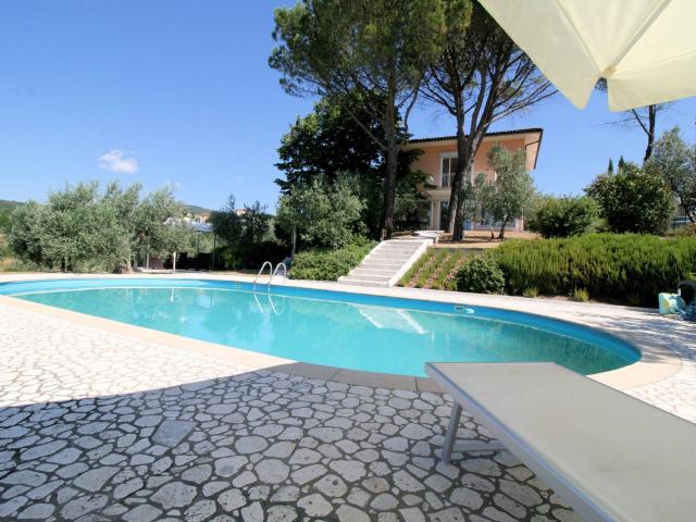 Villa panoramica in collina con parco e piscina in vendita a Capolona