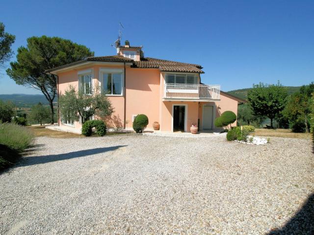 Villa panoramica in collina con parco e piscina in vendita a Capolona