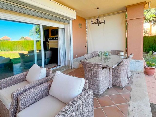 Villa pareada en Urbanización Santa Clara Golf con vistas al mar en venta