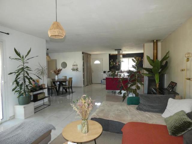 Villa plain pied de 110m², espace piscine aménagé, grande terrasse et jardin arboré