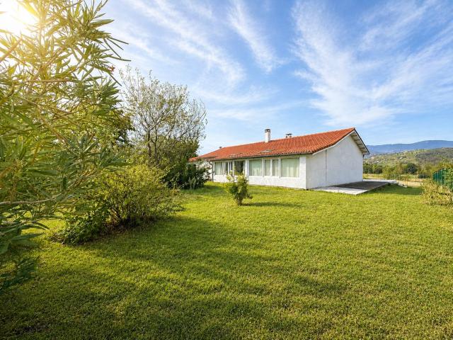 Villa plain pied 121 m2 habitables avec garage attenant sur 1123 m2 de terrain constructible