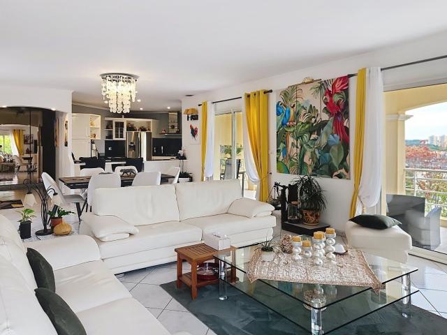 Villa plain pied 5 chambres et piscine 245m² Juvignac