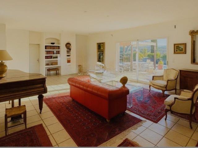 Villa pleine de charme, de plain pied, au calme, plein sud. 200m² Cotignac