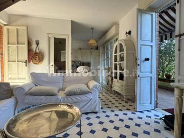 Villa plurifamiliare via San Camillo, Vittoria Apuana, Forte dei Marmi