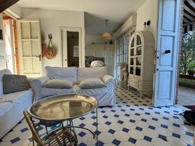 Villa plurifamiliare via San Camillo, Vittoria Apuana, Forte dei Marmi