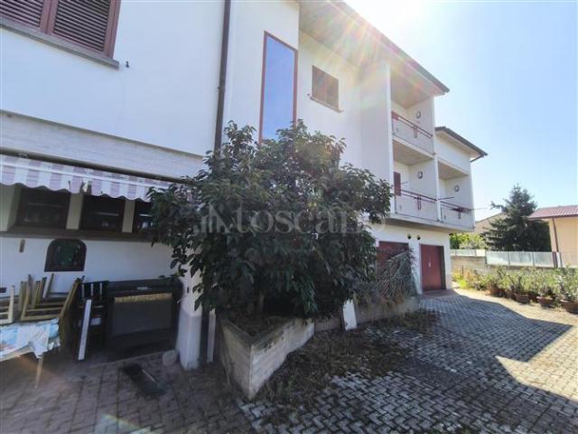 Villa Plurifamiliare di 800 mq a Paganica, Tempera, Collebrincioni, Assergi L'Aquila