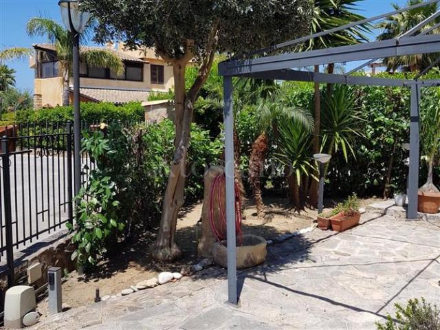 Villa Plurifamiliare di 85 mq a Campofelice di Roccella
