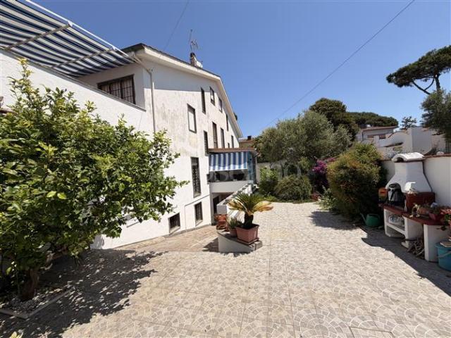 Villa Plurifamiliare di 150 mq a Tor San Lorenzo Lido Ardea