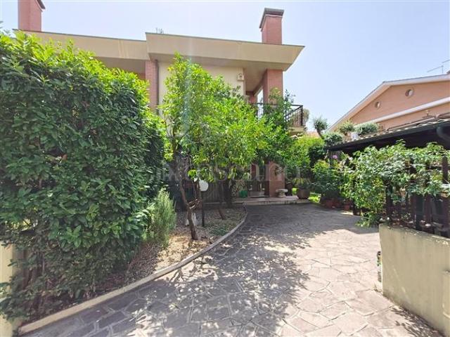 Villa Plurifamiliare di 210 mq a Anagnina, Romanina, Tor Vergata Roma