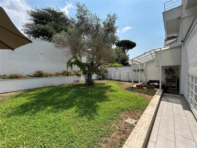 Villa Plurifamiliare di 220 mq a Axa, Casal Palocco, Infernetto Roma