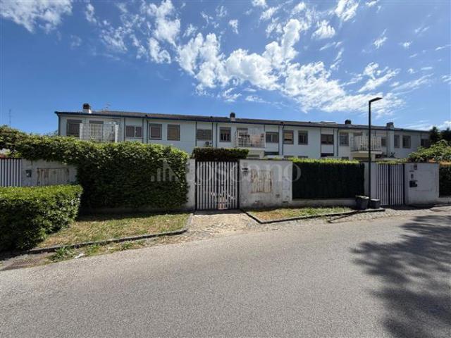 Villa Plurifamiliare di 250 mq a Axa, Casal Palocco, Infernetto Roma