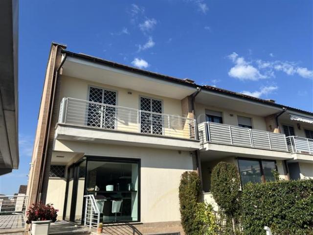 Villa Plurifamiliare di 250 mq a Mezzocammino, Spinaceto, Tor de' Cenci Roma