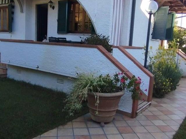 Villa plurifamiliare in vendita a Camaiore