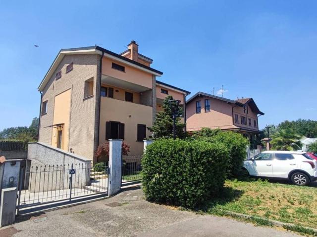 Villa plurifamiliare in vendita a Bollate