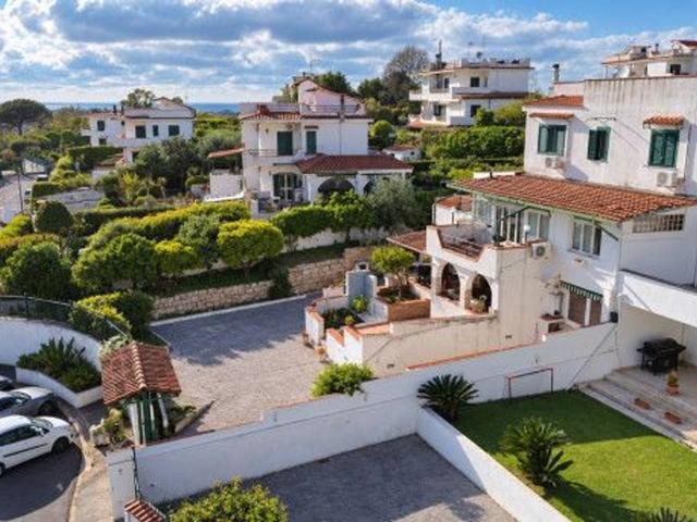 Villa plurifamiliare in vendita a Giugliano In Campania