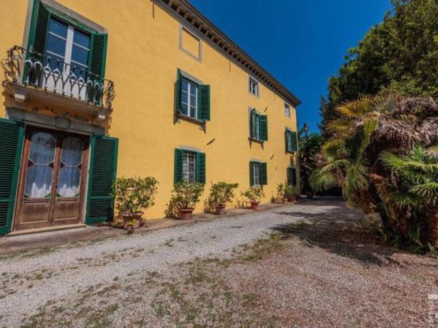 Villa plurifamiliare in vendita a Lucca