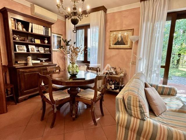 Villa plurifamiliare in vendita a Lucca