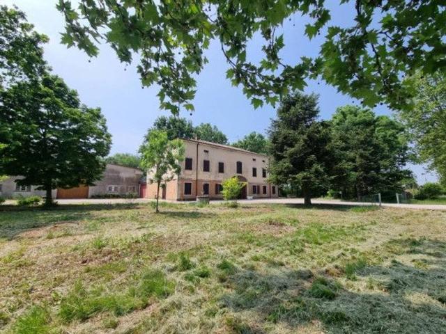 Villa plurifamiliare in vendita a Modena