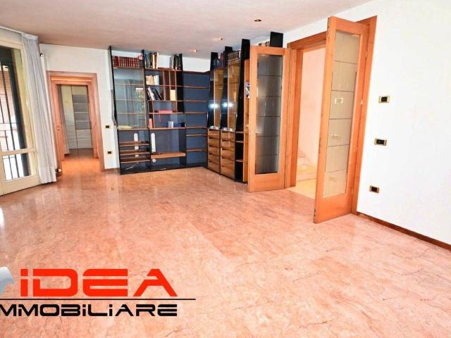 Villa plurifamiliare in vendita a Modena