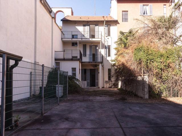 Villa plurifamiliare in vendita a Milano