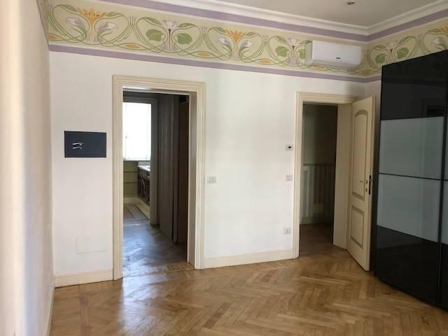 Villa plurifamiliare in vendita a Milano