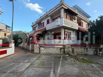 Villa plurifamiliare in vendita a Palermo