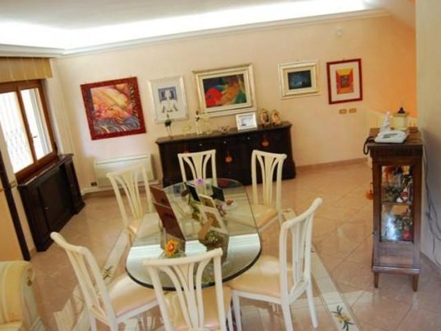 Villa plurifamiliare in vendita a Roma