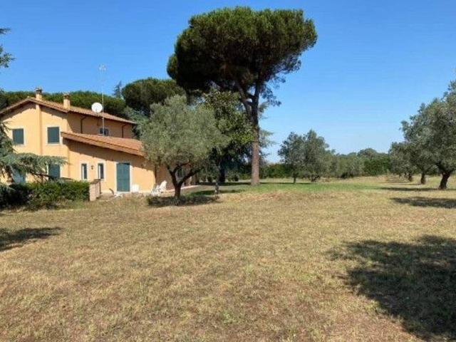 Villa plurifamiliare in vendita a Roma