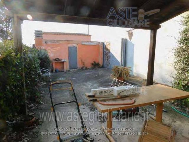 Villa plurifamiliare in vendita a Roma