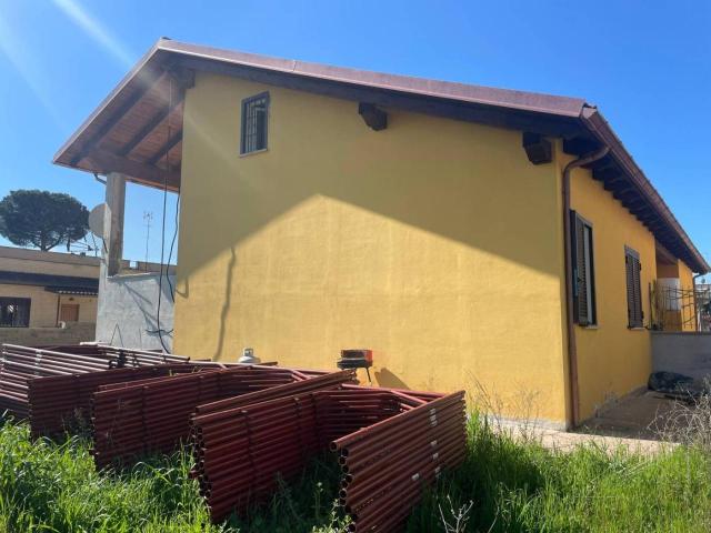 Villa plurifamiliare in vendita a Roma