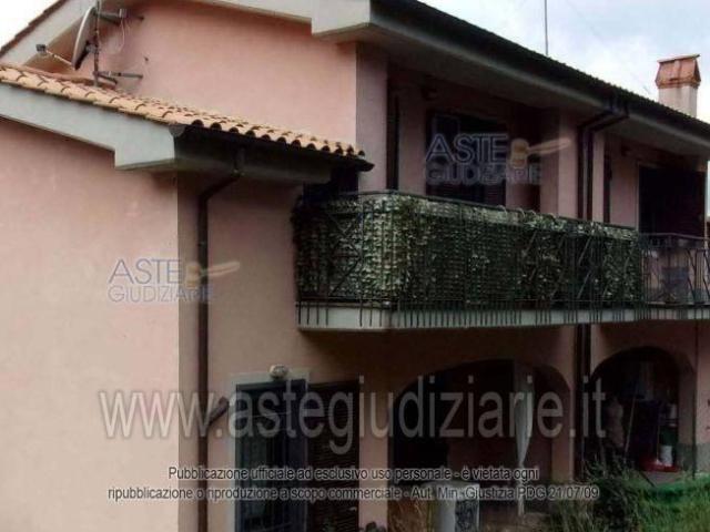 Villa plurifamiliare in vendita a Roma