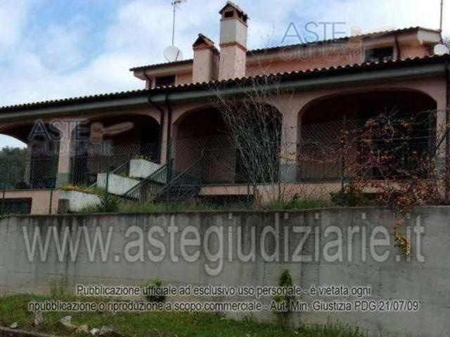 Villa plurifamiliare in vendita a Roma