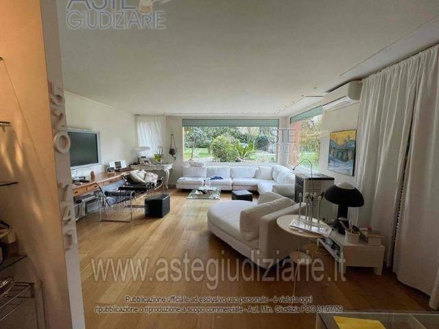 Villa plurifamiliare in vendita a Roma