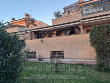Villa plurifamiliare in vendita a Roma