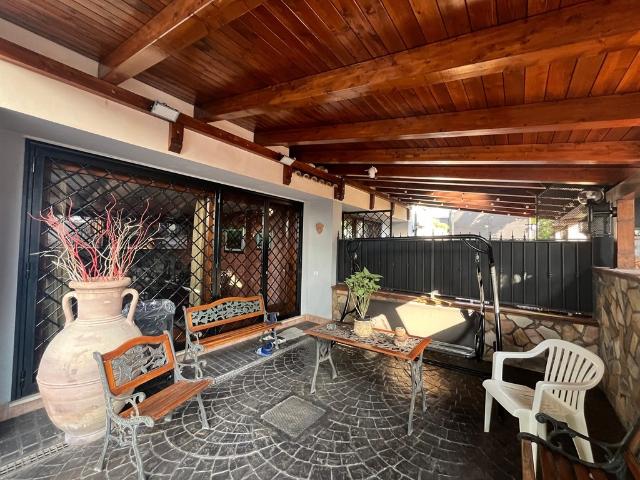 Villa plurifamiliare in vendita a Roma