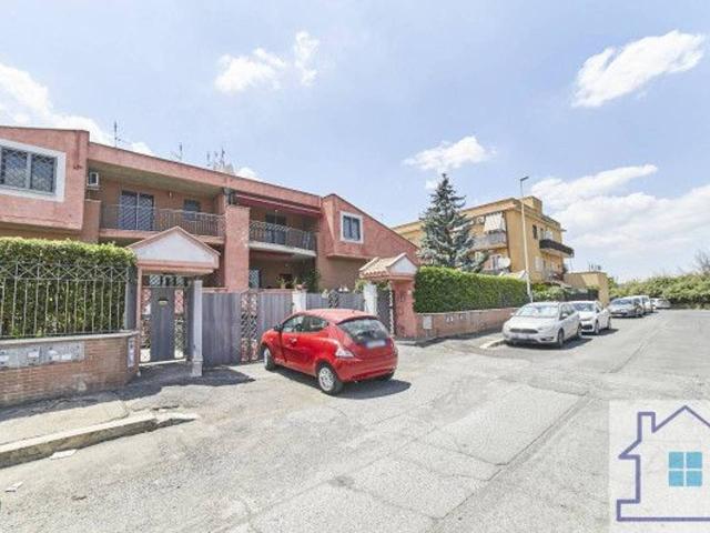 Villa plurifamiliare in vendita a Roma