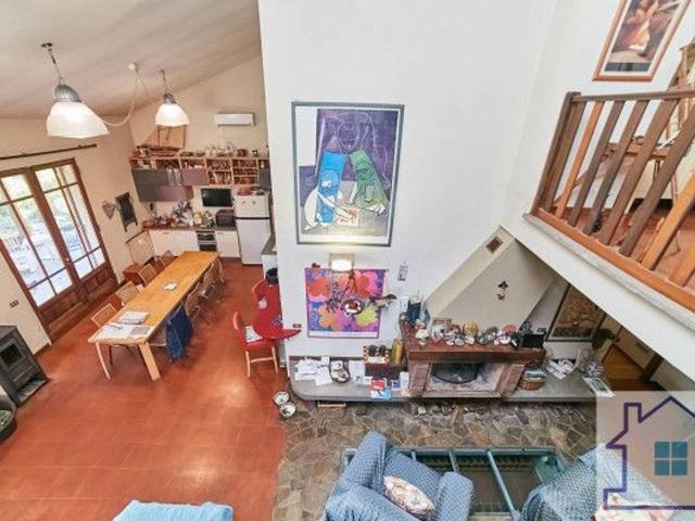 Villa plurifamiliare in vendita a Roma