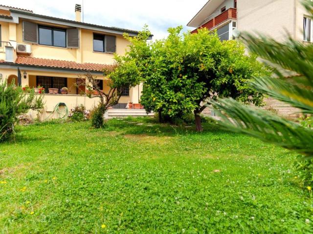 Villa plurifamiliare in vendita a Roma