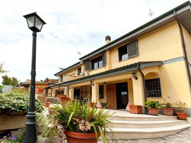 Villa plurifamiliare in vendita a Roma