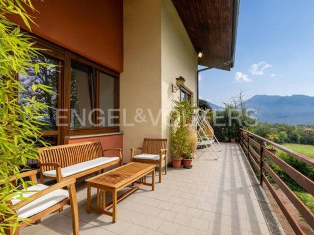 Villa plurifamiliare in vendita a Varese