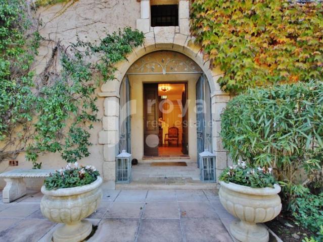 Villa provençale avec jardin dans un domaine fermé, proche Valbonne