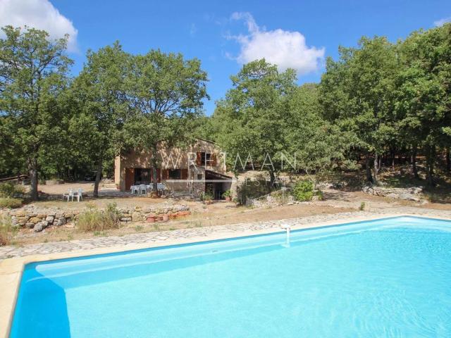 Provençale Mas avec grande terrain, piscine, tennis et vue. 200m² Bargemon