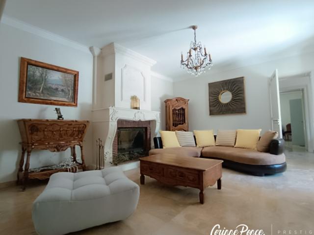 Villa provençale de caractère avec piscine et triple garage