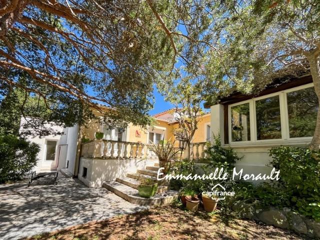 Villa provençale de plain pied avec 4 chambres et piscine à. 125m² Bagnols en Forêt