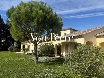 Villa de plain pied lumineux avec dépendance sur 3 600 m² de. 241m² Rochefort du Gard