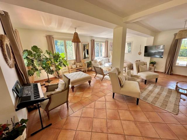 Villa provençale de standing avec piscine et vue sur les col. 150m² Gassin