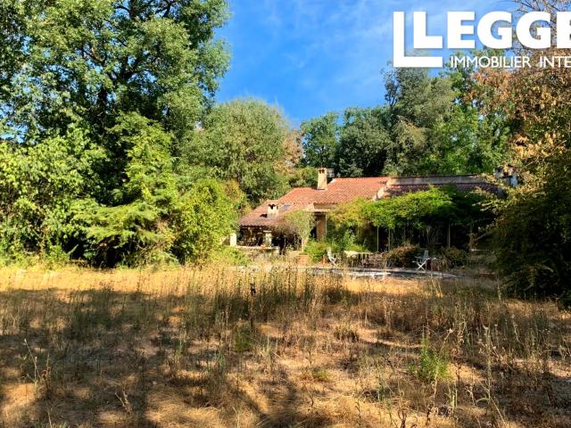 Villa provençale de 132m2 située sur un terrain paysager de 2740 m2