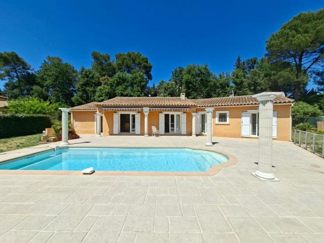 Villa Provençale De 2001 5 Pieces 155 M2 Sur 2 000 M2 T. 155m² La Motte