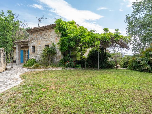 Villa provençale de 217m2 paisible avec vue collines et 6 ch. 217m² La Colle sur Loup