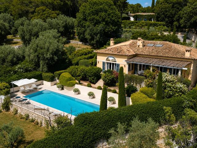 Villa provençale élégante avec vue panoramique près de Saint Paul de Vence